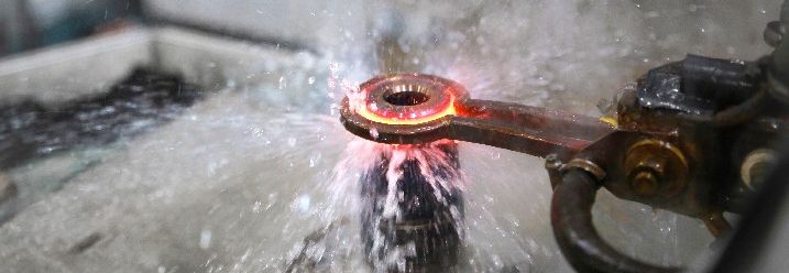 Kühlen eines Metallteils mit Flüssigkeit